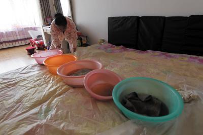 鸡泽楼上漏水，住户失联，小区没物管，业主维权难！律师来支招……